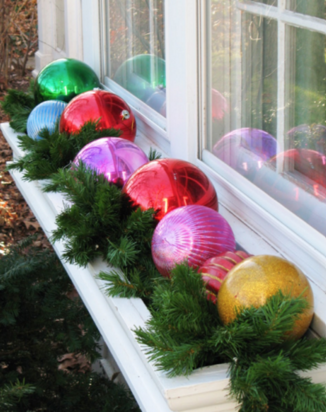 Boules de Noël sur le rebord des fenêtres